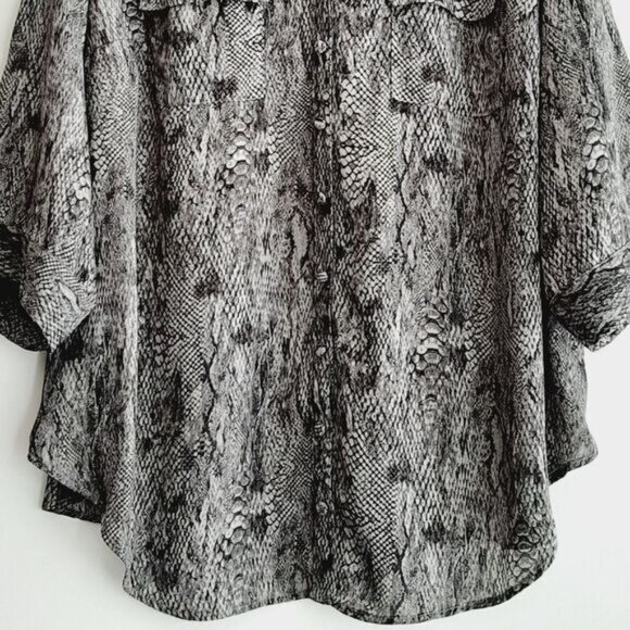 TORRID / Light Georgette Utility Button Down Blouse Snake Pattern Sz 2X - Picture 4 of 16